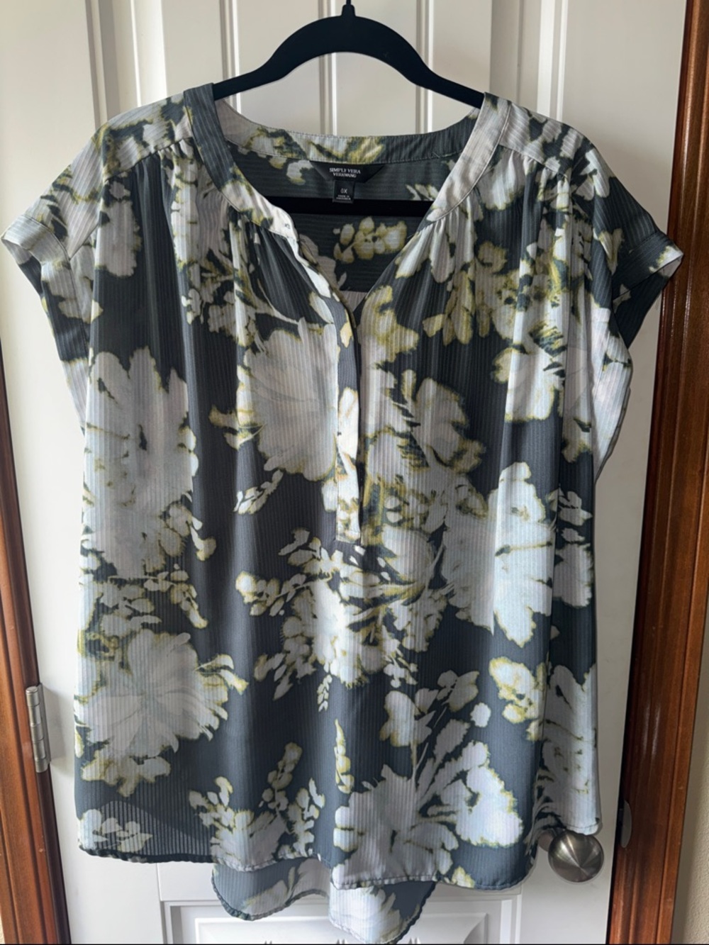 Simply Vera Vera Wang Gray Floral Short-Sleeve V-Neck Blouse